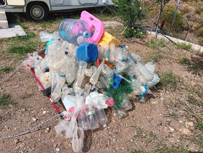 Τμήμα από τα πλαστικά που θα βρίσκονται στη «μάζα» των 50 κιλών / Facebook Τμήμα από τα πλαστικά που θα βρίσκονται στη «μάζα» των 50 κιλών / Facebook