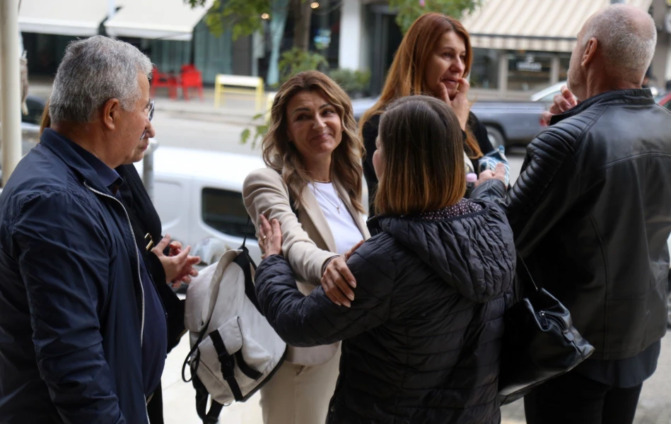 Η μητέρα της αδικοχαμένης Έμμας (στο κέντρο της φωτογραφίας / Intime) Η μητέρα της αδικοχαμένης Έμμας (στο κέντρο της φωτογραφίας / Intime)