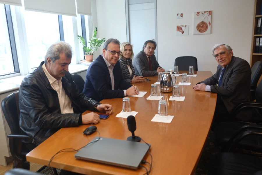 Εικόνα από τη συνάντηση της αντιπροσωπείας του ΣΥΡΙΖΑ με τον Κ. Μενουδάκο της Ανεξάρτητης Αρχής Προστασίας Δεδομένων (φωτο: Eurokinissi)