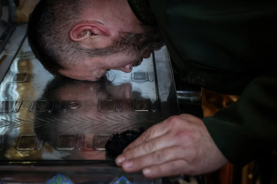 Ο στρατιωτικός ιερέας Andrii Kopchak, 43 χρόνων, προσεύχεται στα λείψανα των Αγίων μέσα στην εκκλησία της Σκήτης του Προφήτη Ηλία στο Άγιο Όρος, Ελλάδα. REUTERS/Αλέξανδρος Αβραμίδης 