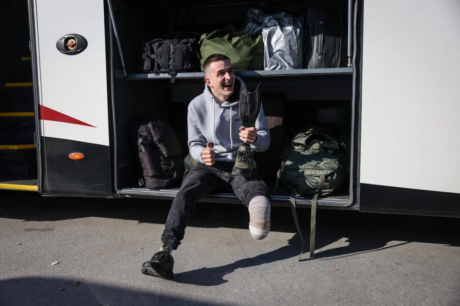 Ο Ουκρανός στρατιώτης Ivan Kovalyk, 22 ετών, προσπαθεί να προσαρμόσει το προσθετικό του πόδι, αφού μαζί με άλλους στρατιώτες που αναρρώνουν επισκέφθηκαν το Άγιο Όρος, στην Ουρανούπολη. REUTERS/Αλέξανδρος Αβραμίδης 