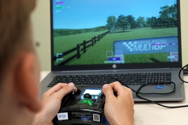 Μαθήματα χειρισμού drone σε παιδιά στη Λιθουανία από το υπουργείο Άμυνας / Reuters 