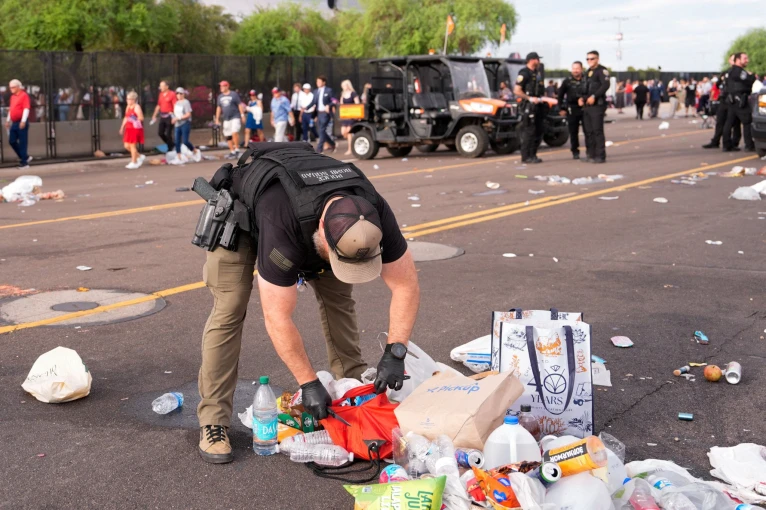 Έλεγχοι μέχρι και στα... σκουπίδια / Φωτ.: Reuters