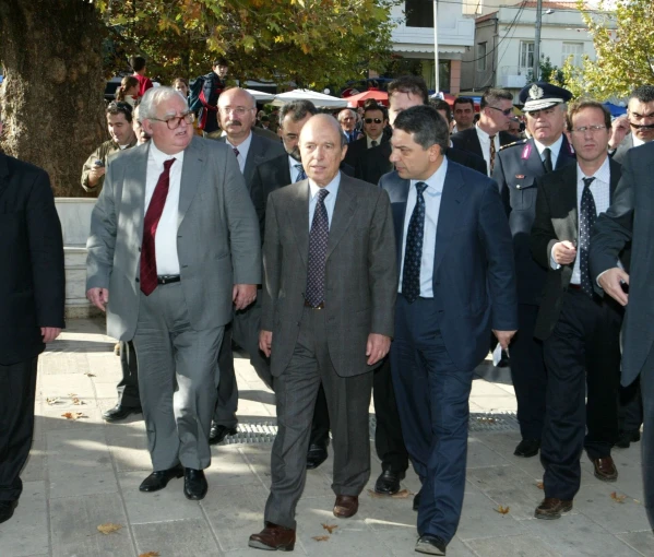 Ο τότε πρωθυπουργός Κώστας Σημίτης, συνοδευόμενος από τον υπουργό Επικρατείας Αλέξανδρο Ακριβάκη <br>﻿και τον υφυπουργό Υγείας Δημήτρη Θάνο κάνει βόλτα στο κέντρο της Θήβας, 2003/ΑΠΕ-ΜΠΕ