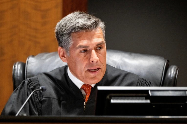 Ο εισαγγελέας της Γιούτα απαγγέλλει κατηγορίες στον Τάιλερ Ρόμπινσον. Φωτό: Reuters