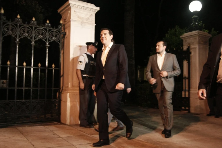 Ο Αλέξης Τσίπρας βγαίνει από το Μαξίμου μετά την ανακοίnωση του αποτελέσματος στο δημοψήφισμα / Φωτ.: Eurokinissi Ο Αλέξης Τσίπρας βγαίνει από το Μαξίμου μετά την ανακοίnωση του αποτελέσματος στο δημοψήφισμα / Φωτ.: Eurokinissi