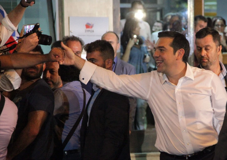 Ο Αλέξης Τσίπρας έξω από τα γραφεία του ΣΥΡΙΖΑ στη νίκη στις εκλογές τον Σεπτέμβριο του 2015 / Φωτ.: Eurokinissi Ο Αλέξης Τσίπρας έξω από τα γραφεία του ΣΥΡΙΖΑ στη νίκη στις εκλογές τον Σεπτέμβριο του 2015 / Φωτ.: Eurokinissi