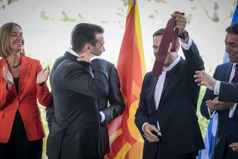 Όταν ο Ζόραν Ζάεφ έκανε δώρο τη γραβάτα του στον Αλέξη Τσίπρα κατά τις υπογραφές για τη Συμφωνία των Πρεσπών / Φωτ.: Eurokinissi Όταν ο Ζόραν Ζάεφ έκανε δώρο τη γραβάτα του στον Αλέξη Τσίπρα κατά τις υπογραφές για τη Συμφωνία των Πρεσπών / Φωτ.: Eurokinissi