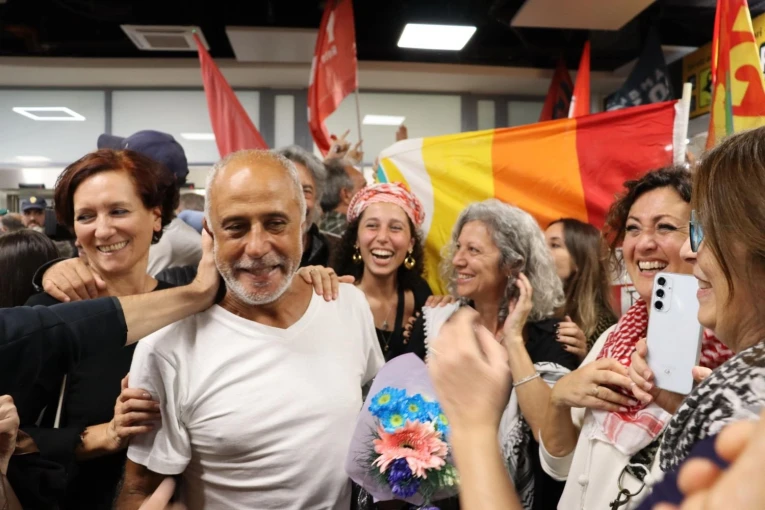 Ιταλός ακτιβιστής του «Global Sumud Flotilla» στο αεροδρόμιο Φιουμιτσίνο της Ρώμης/ΑΠΕ-ΜΠΕ Ιταλός ακτιβιστής του «Global Sumud Flotilla» στο αεροδρόμιο Φιουμιτσίνο της Ρώμης/ΑΠΕ-ΜΠΕ