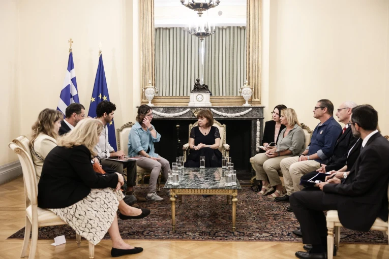 Η Κατερίνα Σακελλαροπούλου συνομιλεί με μέλη οικογενειών ισραηλινών ομήρων της Χαμάς (φωτο: ΑΠΕ-ΜΠΕ/ΠΡΟΕΔΡΙΑ ΤΗΣ ΔΗΜΟΚΡΑΤΙΑΣ/ΘΟΔΩΡΗΣ ΜΑΝΩΛΟΠΟΥΛΟΣ) Η Κατερίνα Σακελλαροπούλου συνομιλεί με μέλη οικογενειών ισραηλινών ομήρων της Χαμάς (φωτο: ΑΠΕ-ΜΠΕ/ΠΡΟΕΔΡΙΑ ΤΗΣ ΔΗΜΟΚΡΑΤΙΑΣ/ΘΟΔΩΡΗΣ ΜΑΝΩΛΟΠΟΥΛΟΣ)