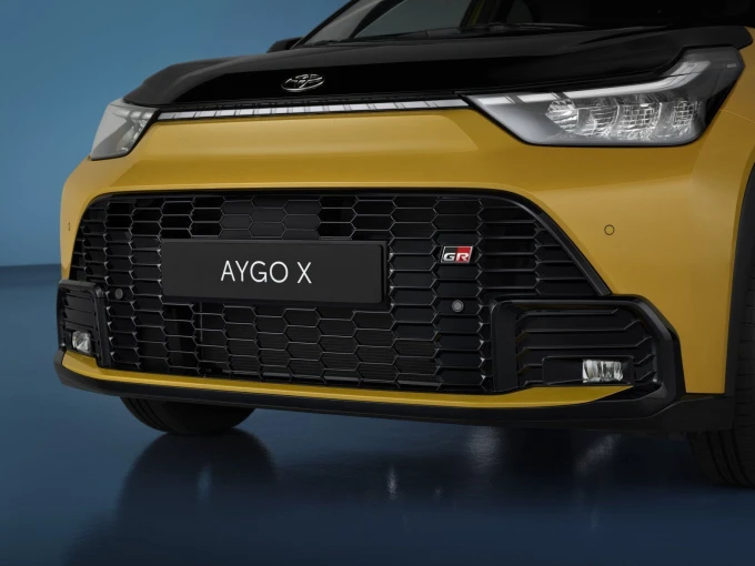 2026-aygo-x-gr-sport-hybrid-mustarddet.jpg?v=0