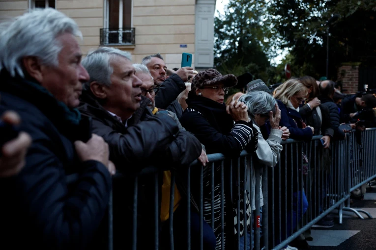          Γάλλοι πολίτες έχουν σπεύσει έξω από το σπίτι του στο 16ο διαμέρισμα του Παρισιού προκειμένου να δείξουν τη συμπαράστασή τους στον πρώην πρόεδρο / Reuters     