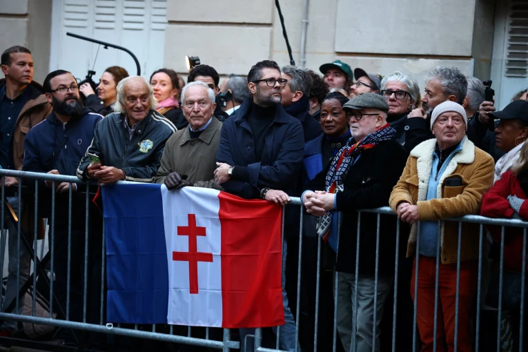          Γάλλοι πολίτες έχουν σπεύσει έξω από το σπίτι του στο 16ο διαμέρισμα του Παρισιού προκειμένου να δείξουν τη συμπαράστασή τους στον πρώην πρόεδρο / Reuters     