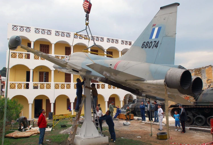          Τοποθέτηση και του αεροσκάφους F-5 μετά τα δύο τανκ στο πολεμικό μουσείο που ετοιμάζεται και θα εγκαινιασθεί σε λίγες μέρες στην Καλαμάτα (φωτο: ΑΠΕ-ΜΠΕ/ ΝΙΚΗΤΑΣ ΚΩΤΣΙΑΡΗΣ)     