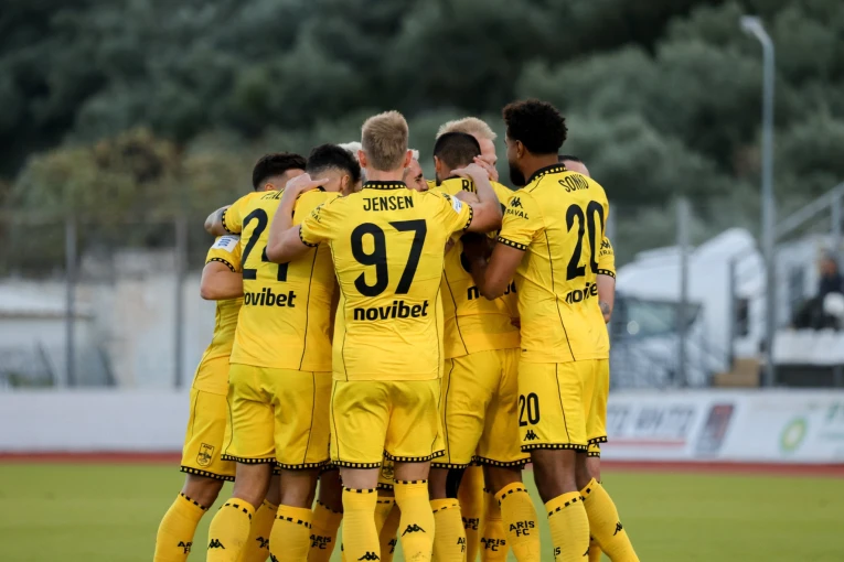 Οι παίκτες του Άρη πανηγυρίζουν το 0-1 / Eurokinissi