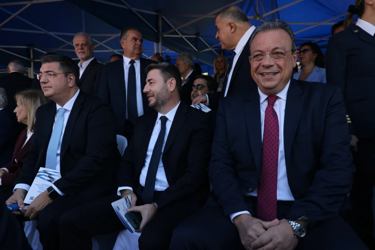 Από αριστερά, ο Ευρωπαίος Επίτροπος Απόστολος Τζιτζικώστας, ο πρόεδρος του ΠΑΣΟΚ Νίκος Ανδρουλάκης και ο πρόεδρος του ΣΥΡΙΖΑ Σωκράτης Φάμελλος, Βασίλης Βερβερίδης/Eurokinissi
