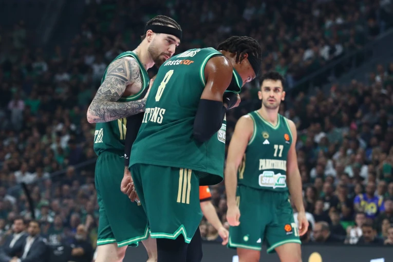 Ο Χόλμς απαρηγόρητος μετά τον τραυματισμό του/ Eurokinissi