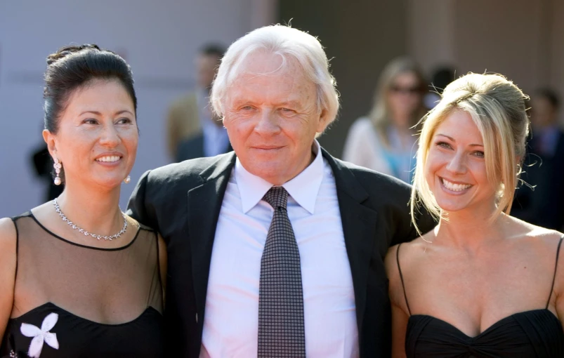 Ο Άντονι Χόπκινς με την σύζυγό του και την κόρη τους (Photo by Justin Goff Photos\Getty Images) 