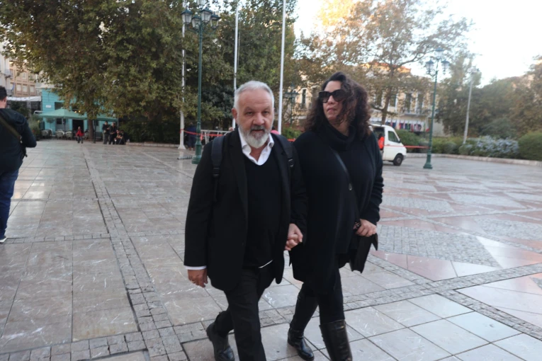 Ο Χρήστος Θηβαίος έφτασε στο παρεκκλήσι του Αγίου Ελευθερίου για να αποχαιρετήσει τον Διονύση Σαββόπουλο / Eurokinissi