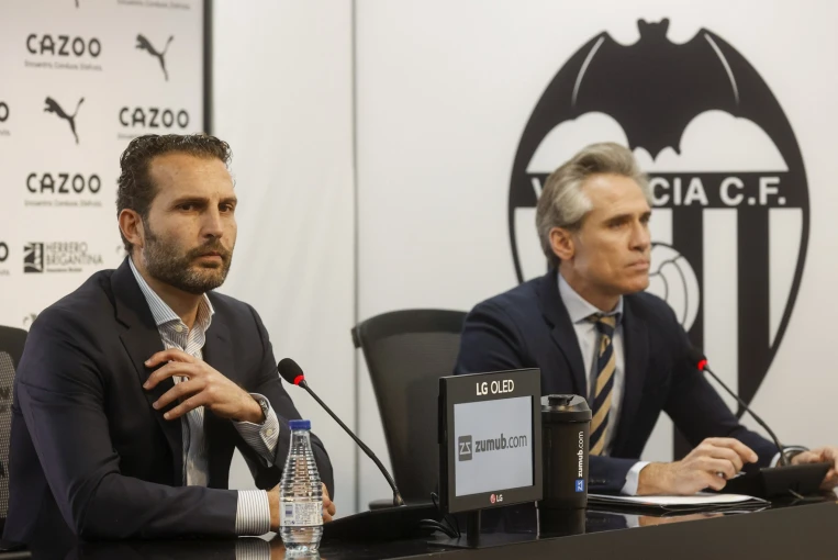 Ο Μιγκέλ Άνχελ Κορόνα (δεξιά) /ΑΠΕ ΜΠΕ