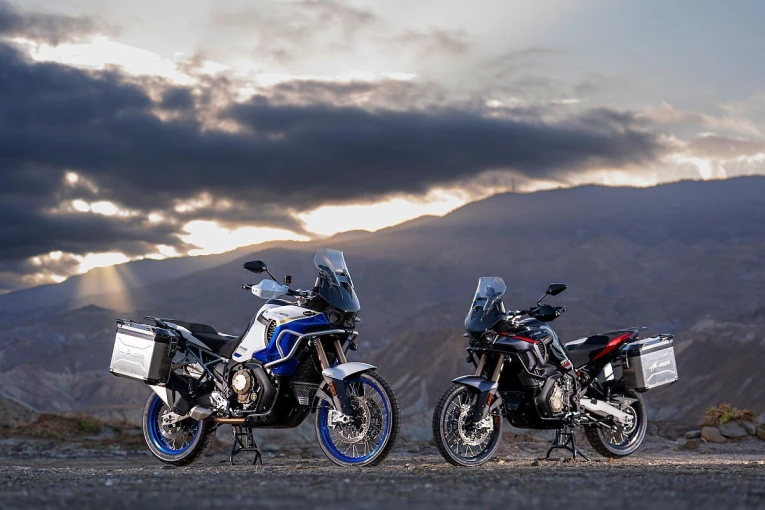 Για το 2026, η Enduro Veloce παρουσιάζεται σε δύο χρωματικούς συνδυασμούς: τον έντονο Nero Intenso/Grigio Antracite