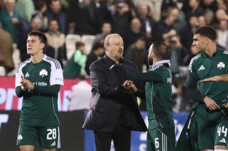 Ο Ράφα Μπενίτεθ συγχαίρει τους παίκτες του / Πηγή: Eurokinissi