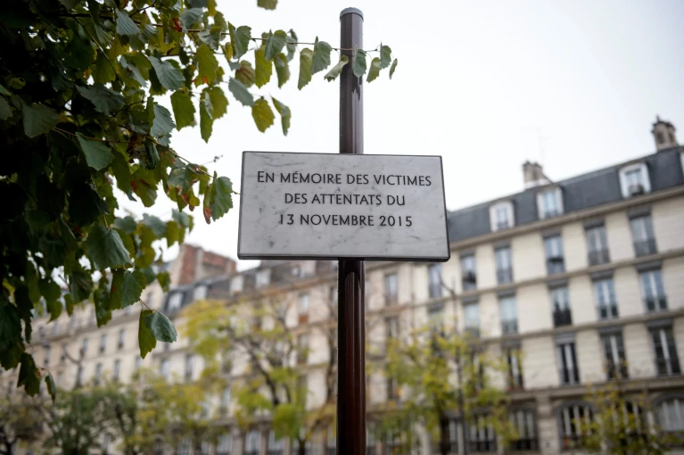          Πινακίδα με αναφορά στην τρομοκρατική επίθεση / Reuters     