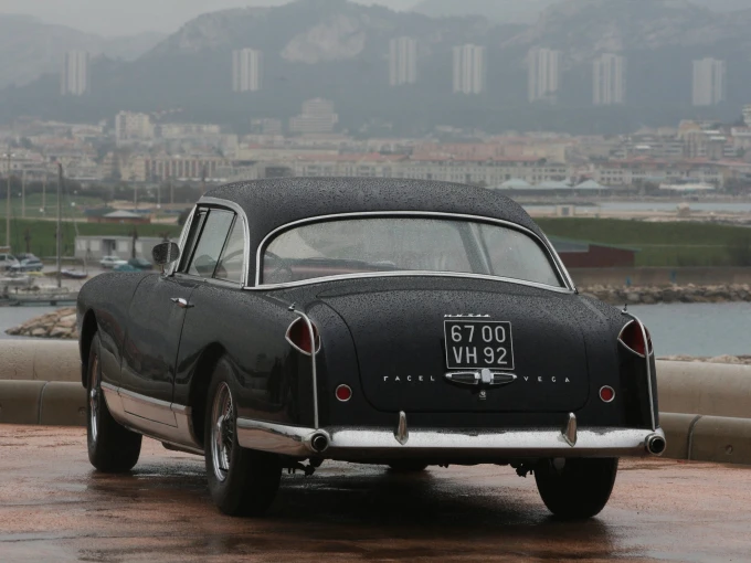 H Facel Vega HK500 του Μισέλ Γκαλιμάρ. Το αυτοκίνητο θεωρούνταν τότε σύμβολο πολυτέλειας και ταχύτητας. Είχε κινητήρα V8 6,3 λίτρων της Chrysler, μπορούσε να φτάσει τα 240 χιλιόμετρα την ώρα.