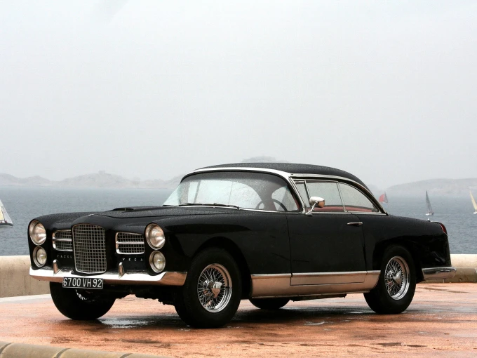 H Facel Vega HK500 του Μισέλ Γκαλιμάρ. Το αυτοκίνητο θεωρούνταν τότε σύμβολο πολυτέλειας και ταχύτητας. Είχε κινητήρα V8 6,3 λίτρων της Chrysler, μπορούσε να φτάσει τα 240 χιλιόμετρα την ώρα.