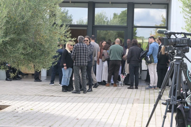 Φίλοι και συγγενείς της οικογένειας Σφακιανάκη στο αποτεφρωτήριο της Ριτσώνας/INTIME