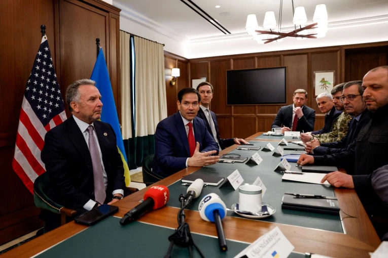 Ο υπουργός Εξωτερικών των ΗΠΑ Μάρκο Ρούμπιο, ο ειδικός απεσταλμένος των ΗΠΑ Στιβ Γουίτκοφ και ο γαμπρός του προέδρου των ΗΠΑ Ντόναλντ Τραμπ, Τζάρετ Κούσνερ, συναντώνται με τον υπουργό Εθνικής Ασφάλειας και Άμυνας της Ουκρανίας Ρουστέμ Ουμέροφ / Reuters
