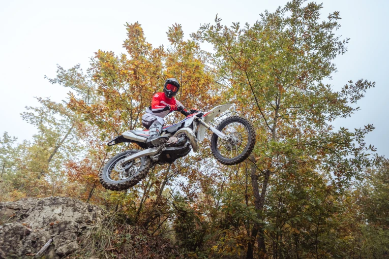 Tο XE300 MY26 αποτελεί τον απόλυτο εκπρόσωπο της δίχρονης δύναμης της Fantic