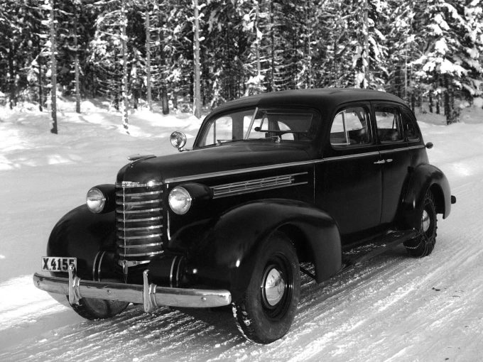 Στο “A Christmas Story”, τοποθετημένο στην Αμερική του 1940, ο μικρός Ράλφι αφηγείται τις παιδικές του αναμνήσεις με φόντο ένα μαύρο Oldsmobile Six του 1937