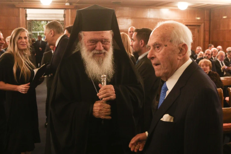 O Αρχιεπίσκοπος Ιερώνυμος με τον πρόεδρο του Δ.Σ. της Αθηναϊκής Λέσχης Κυριάκο Κουκουλομμάτη