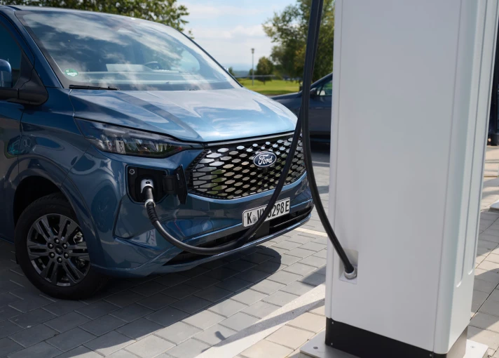 e-transit-custom-charging-2.jpg?v=0