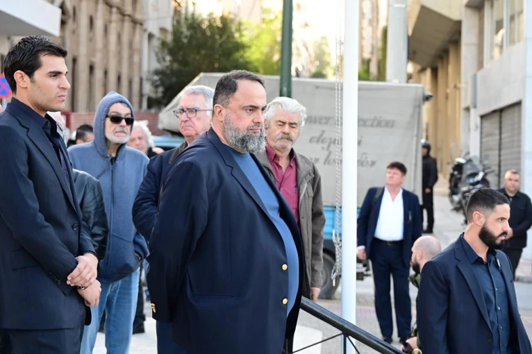 Ο Βαγγέλης Μαρινάκης με τον γιο του Μιλτιάδη κατά την έξοδό τους από τον Ιερό Ναό (Γιάννης Κέμμος/flash.gr)