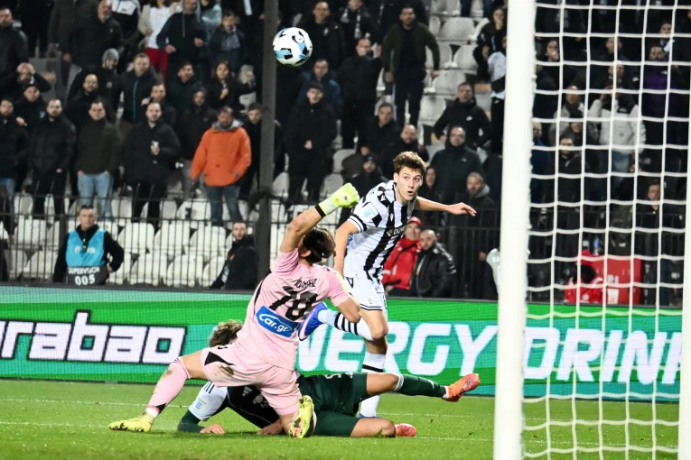 O Κωνσταντέλιας νικάει τον Κώτσαρη για το 1-0&nbsp;