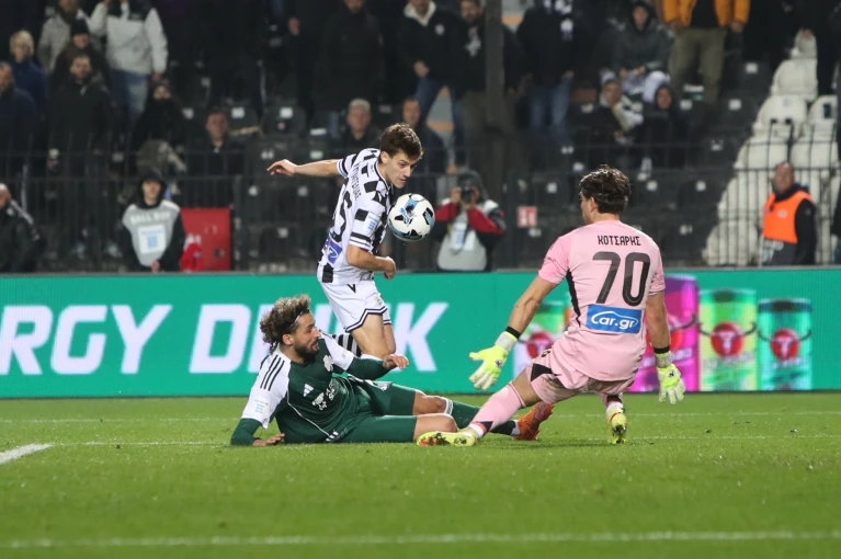 Ο Κωνσταντέλιας σκοράρει απέναντι στον MVP του Παναθηναϊκού / Eurokinissi