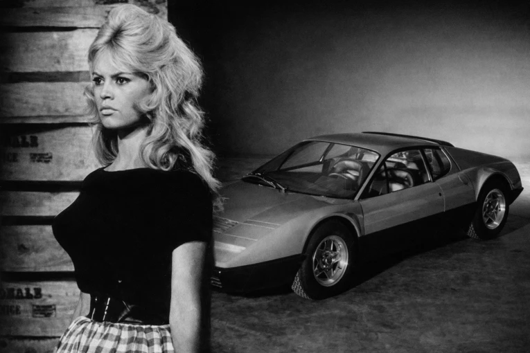 Η φωτογραφία δημιουργήθηκε με τη βοήθεια AI από εικόνες του ΑΠΕ (Μπριζίτ Μπαρντό) και του media site της Ferrari