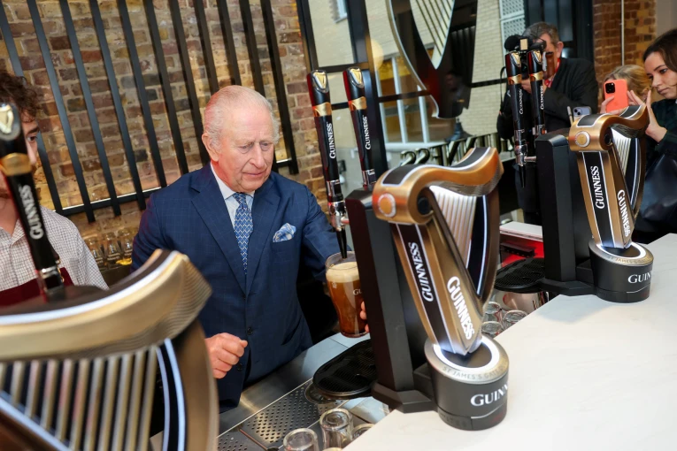 Ο βασιλιάς Κάρολος σερβίρει μια μαύρη Guinness / Reuters