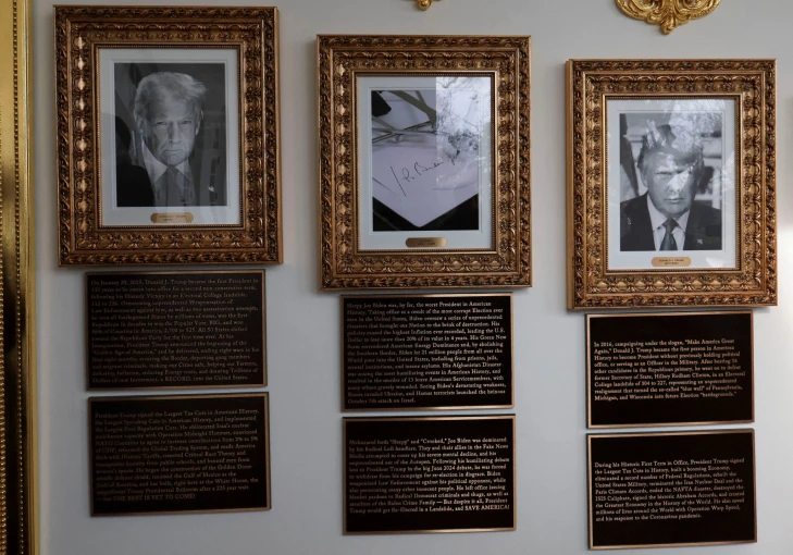 Πλάκες με σχόλια κάτω από κάθε φωτογραφία παλαιότερων Αμερικανών προέδρων με απόφαση Τραμπ / Reuters