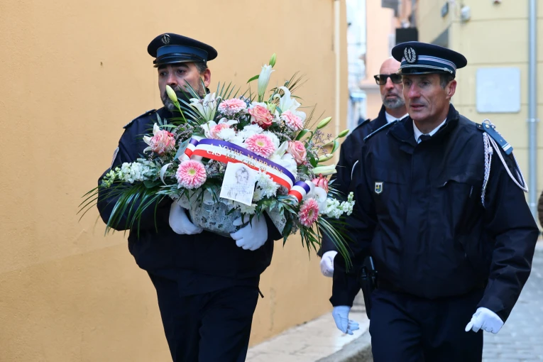 Λουλούδια από θαυμαστές στην ληδεία της Μπριζίτ Μπαρντό / Reuters