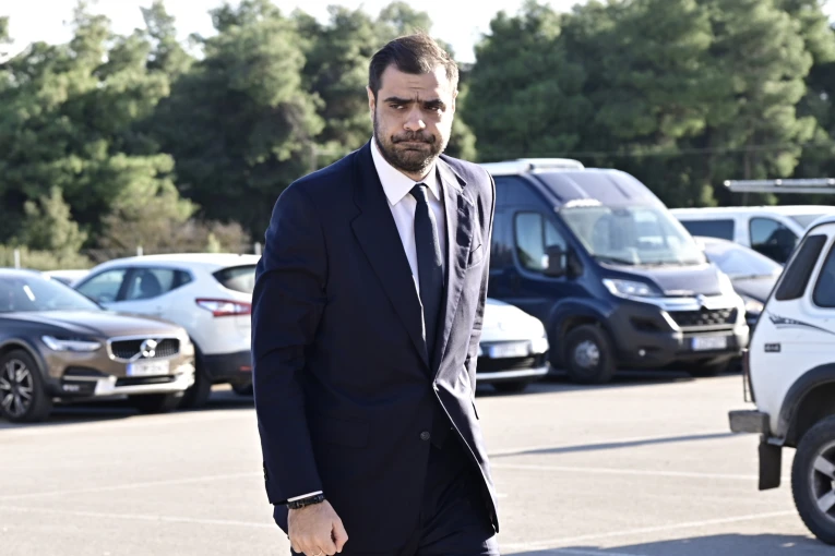 Ο κυβερνητικός εκπρόσωπος, Παύλος Μαρινάκης, στην κηδεία του Γιώργου Παπαδάκη / Eurokinissi