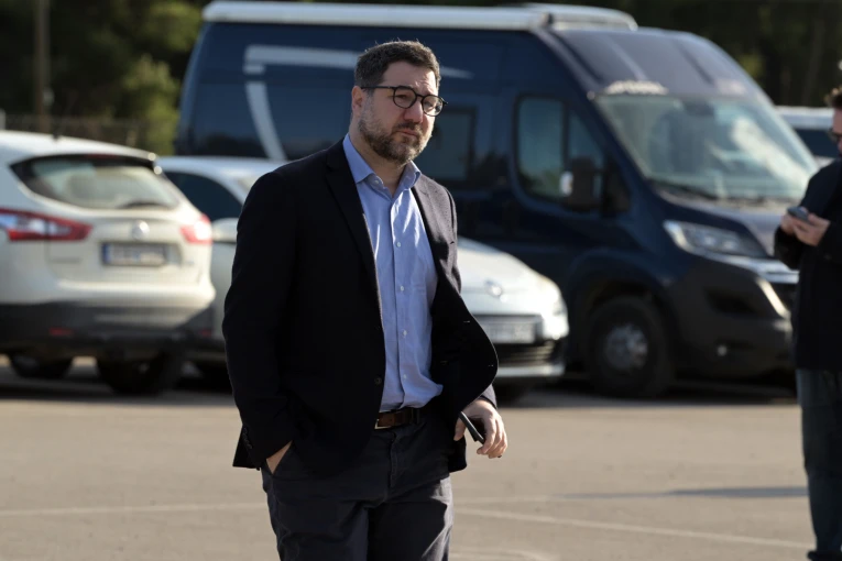 Ο Νάσος Ηλιόπουλος στην κηδεία του Γιώργου Παπαδάκη / Intime