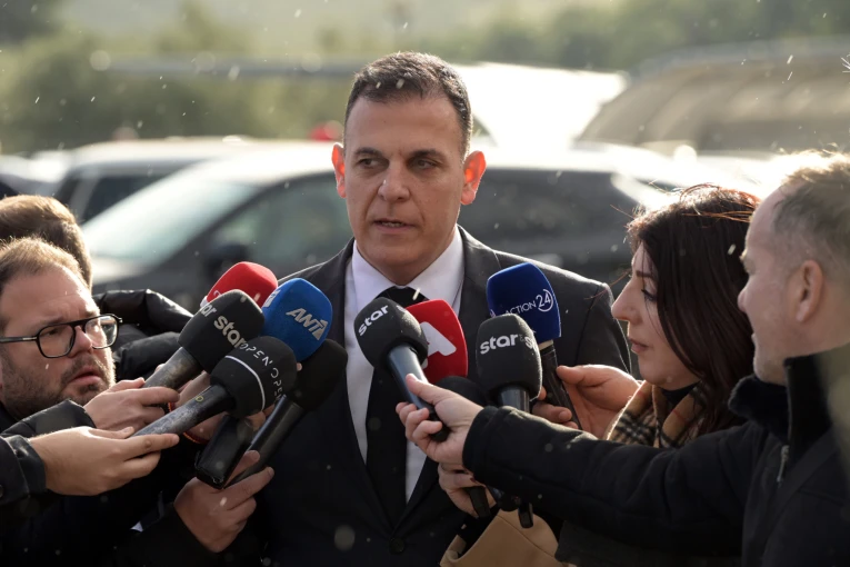 Ο Γιώργος Καραμέρος στην κηδεία του Γιώργου Παπαδάκη / Intime