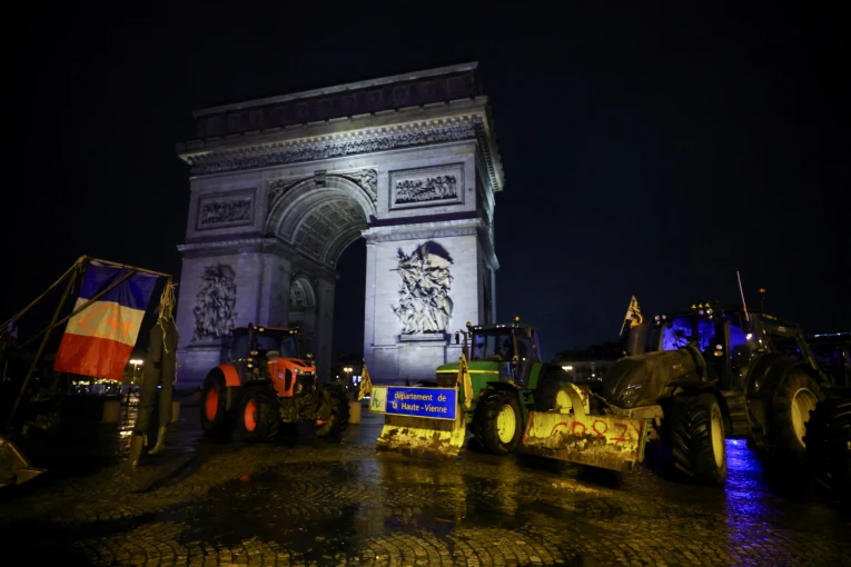 Στην Αψίδα του Θριάμβου αλλά και τον Πύργο του Άιφελ έφτασαν τα τρακτέρ των αγροτών / Reuters