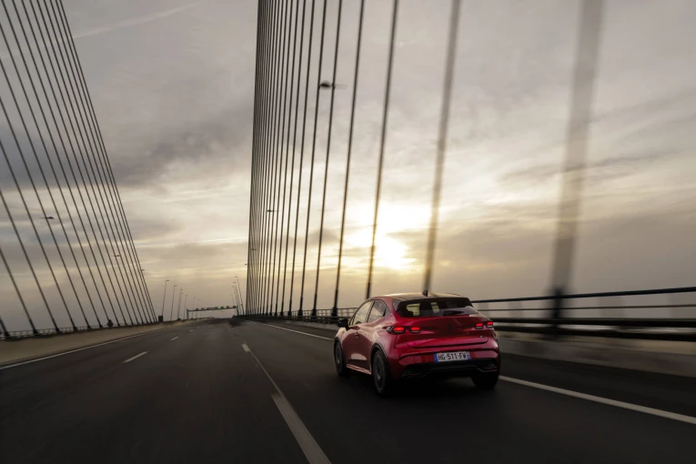 renault-clio-full-hybrid-e-tech-esprit-alpine-absolute-red-4.jpg?v=0