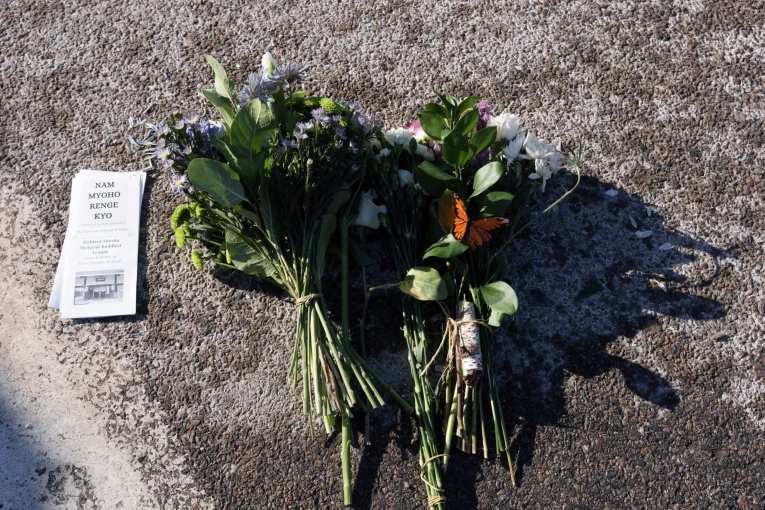 Πολίτες άφησαν λουλούδια στο σημείο της δολοφονίας/REUTERS/Tim Evans