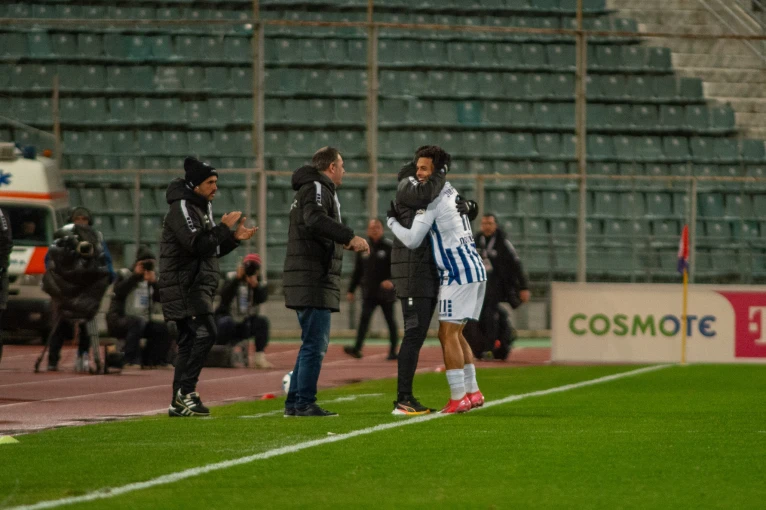 Eurokinissi  Ο σκόρερ του 0-1 Γιουμπιτάνα τρέχει να αγκαλιάσει τον προπονητή του.