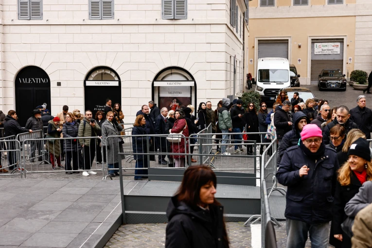 Σε λαϊκό προσκύνημα η σορός του Valentino / Reuters